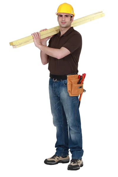 男子携带木板在肩膀上 — 图库照片