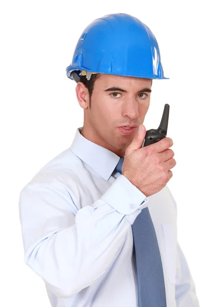 Engineer speaking into his walkie-talkie — Stock Photo, Image