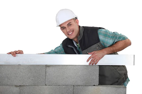 Un muratore che costruisce un muro . — Foto Stock