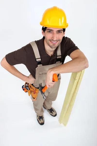 Construtor posando com suas ferramentas e materiais de construção — Fotografia de Stock