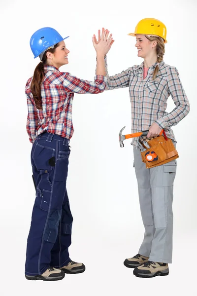 Female construction workers high-fiving — Stock Photo, Image