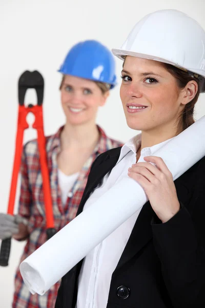 Uma arquiteta e uma construtora feminina — Fotografia de Stock