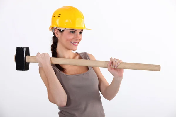 Egy női építőipari munkás, egy kalapáccsal. — Stock Fotó
