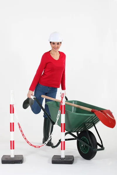 Tradeswoman empurrando um carrinho de mão — Fotografia de Stock
