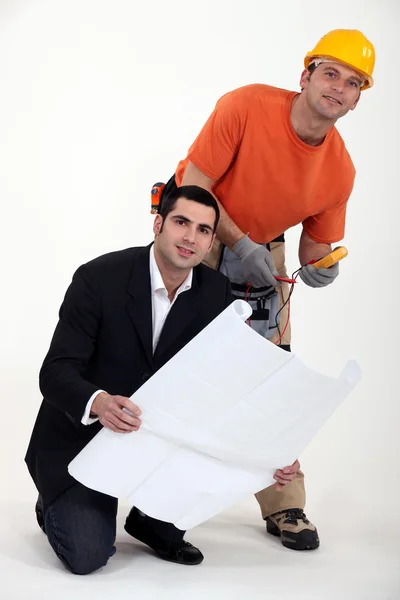 Handwerker neben einem Ingenieur — Stockfoto