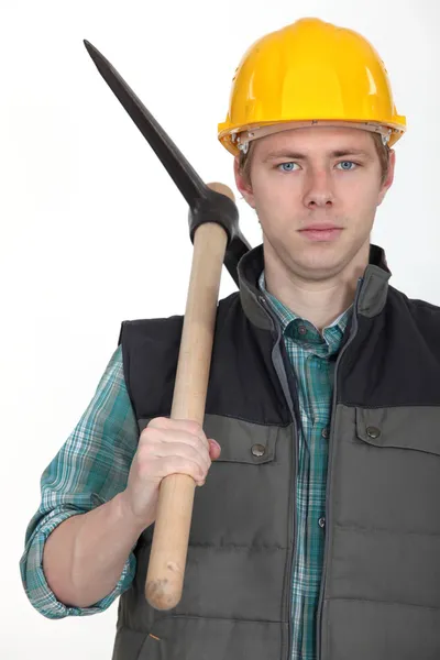 Ung arbetstagare med pick-yxa — Stockfoto