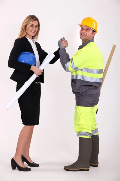 Engenheiro e um trabalhador da construção civil fazendo um pacto — Fotografia de Stock