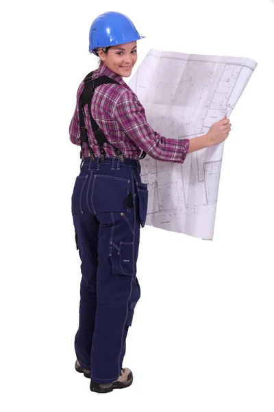 Ženské stavební dělník sledovat plán — Stock fotografie