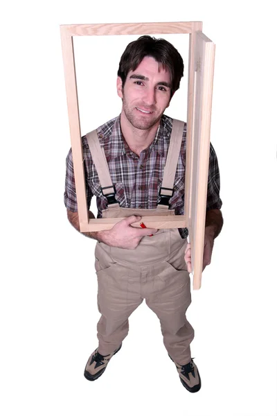 Tesař, drží dřevěné dveře — Stock fotografie