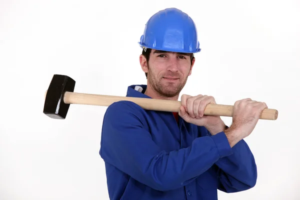 Trabalhador carregando um martelo em seu ombro — Fotografia de Stock