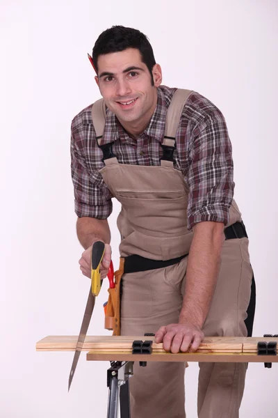 Homem serrar madeira — Fotografia de Stock