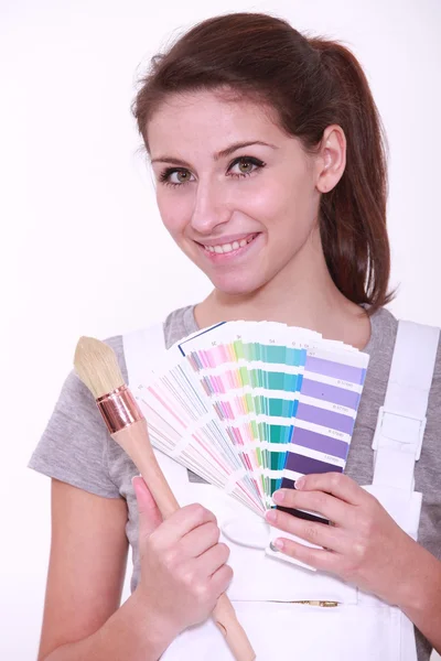 Kvinna målare med färgkarta — Stockfoto