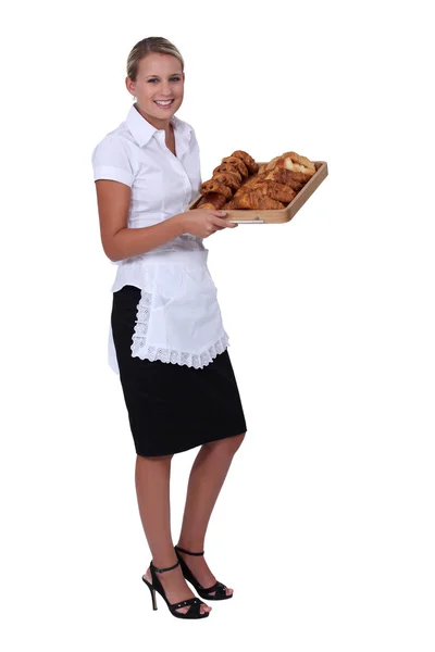 Kelnerka z rogalikami i bólami au chocolat — Zdjęcie stockowe