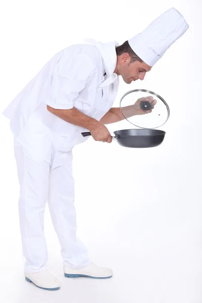 Chef-kok toezicht saus in pan — Stockfoto