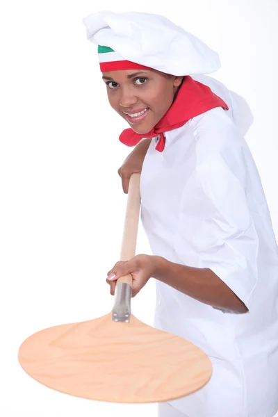 Cocinera de pizza femenina usando una pala —  Fotos de Stock
