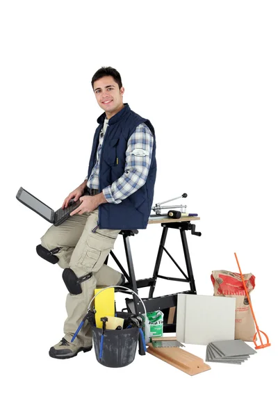 Mason using laptop — Stock Photo, Image