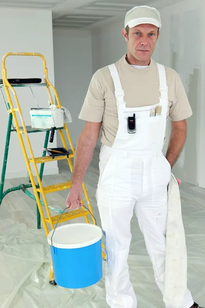 Artesano pintando un apartamento — Foto de Stock