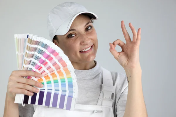 Peintre donnant le signe a-ok et tenant une palette d'échantillons de couleurs — Photo