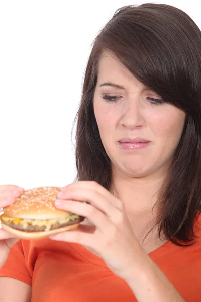 Mujer parada sosteniendo hamburguesa con queso — Foto de Stock