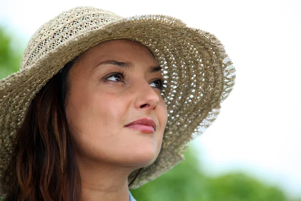 Vrouw met een stro hoed — Stockfoto