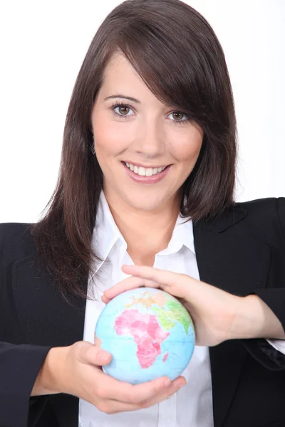 Portret młodej brązowłosej kobiety z globusem — Zdjęcie stockowe