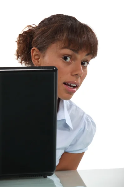 Młoda kobieta patrząc na jej laptopie — Zdjęcie stockowe