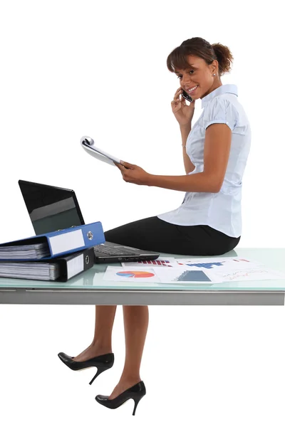 Geschäftsfrau saß während der Arbeit am Schreibtisch — Stockfoto