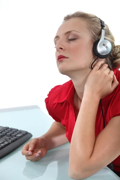 Kvinna avkopplande framför dator lyssnar på musik — Stockfoto