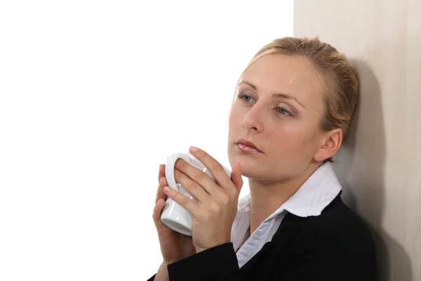 Бізнес-леді займає п'ять хвилин з гарячим напоєм — стокове фото