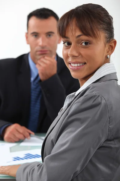 Affärsman och affärskvinna som diskuterar — Stockfoto