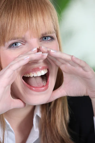 Portrait of a young woman screaming — Stock Photo, Image