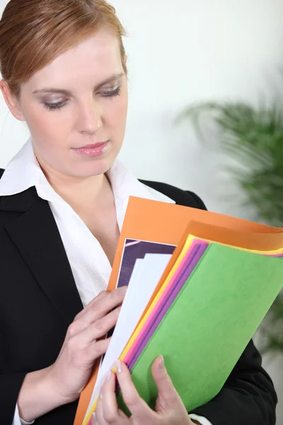 Rothaarige Geschäftsfrau mit Papierkram — Stockfoto