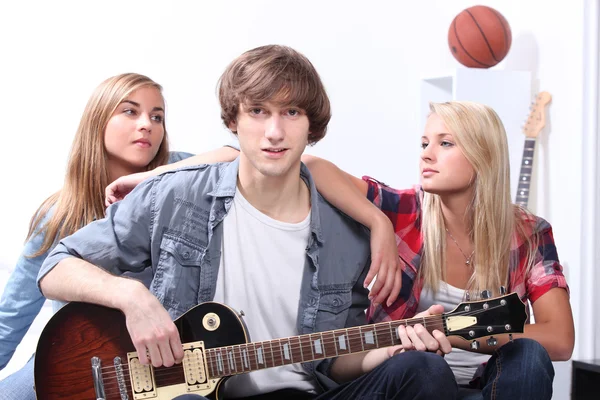 Gençler gitar çalmak — Stok fotoğraf
