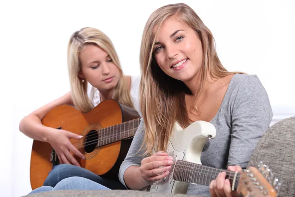 Девушки играют на гитаре — стоковое фото