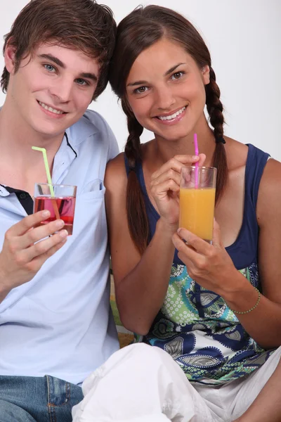 Dos adolescentes con jugo de frutas —  Fotos de Stock