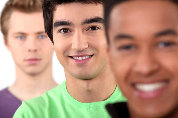 Etnikailag sokszínű csoport fiatal férfiak — Stock Fotó