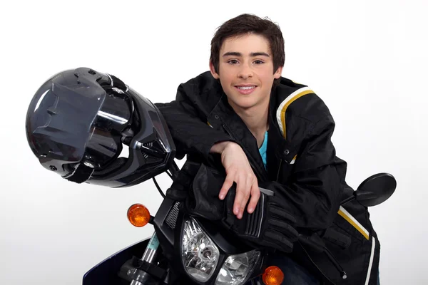 Um jovem motociclista . — Fotografia de Stock