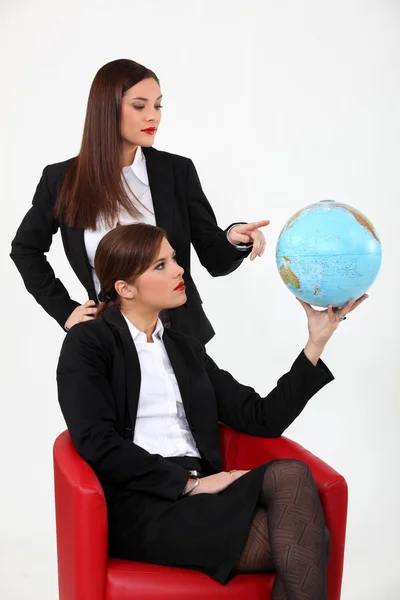 Duo di donne d'affari con globo — Foto Stock