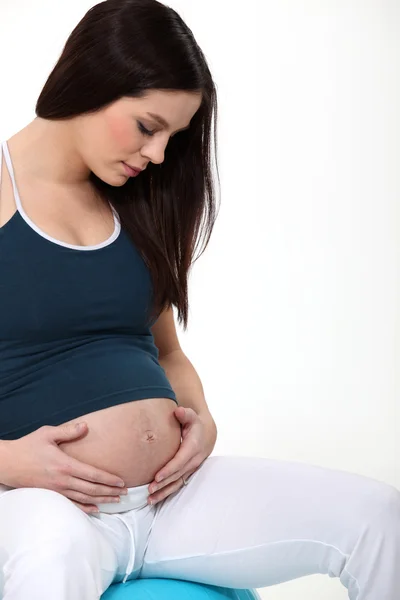 Mujer embarazada tocándose el estómago —  Fotos de Stock