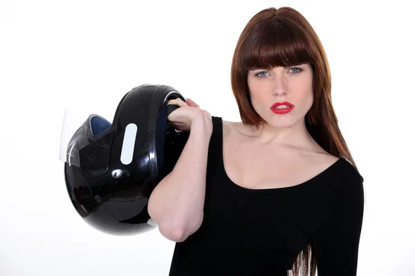 Mulher atraente carregando um capacete de motocicleta — Fotografia de Stock