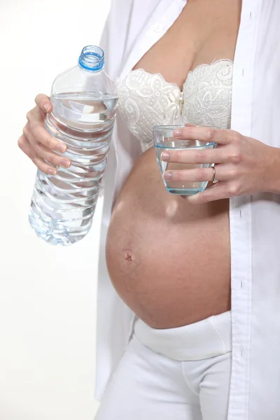 Kobieta w ciąży pijąca szklankę wody — Zdjęcie stockowe