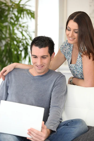 家庭でカップルをノート パソコンの画面を見てください。 — ストック写真