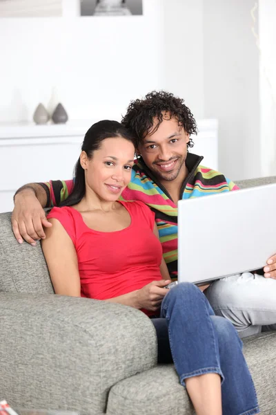 Metis-Paar nutzt Laptop zu Hause — Stockfoto