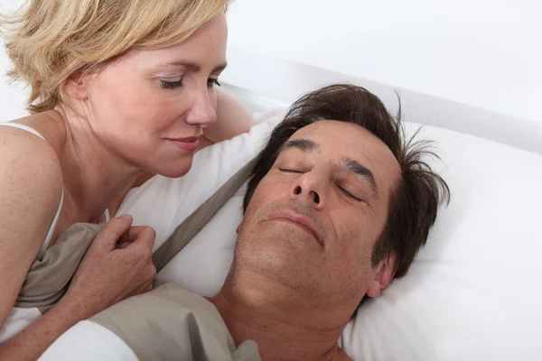 Esposa assistindo marido dormindo — Fotografia de Stock