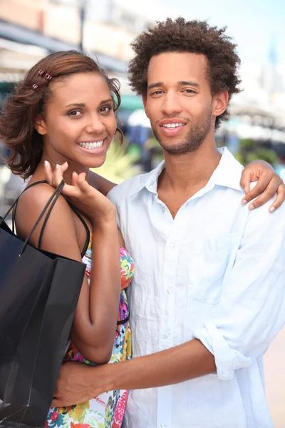 Couple faisant du shopping ensemble — Photo