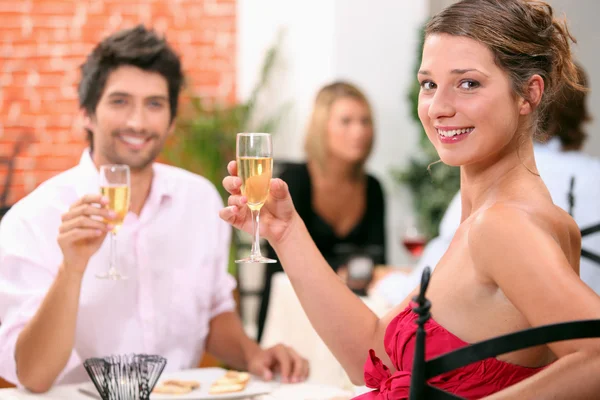 Hombre y mujer sosteniendo copas de champán en el restaurante —  Fotos de Stock