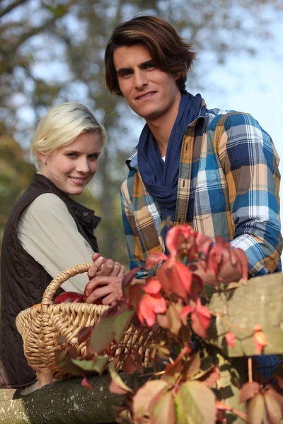 Couple in countryside — Stock Photo, Image