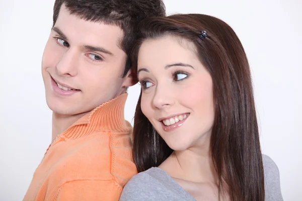 Casal jovem de pé de volta para trás — Fotografia de Stock