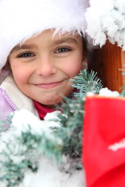 Boldog gyermek játszott azon kívül, a hóban — Stock Fotó