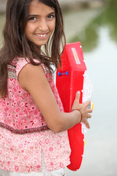 Klein meisje spelen met speelgoed boot — Stockfoto